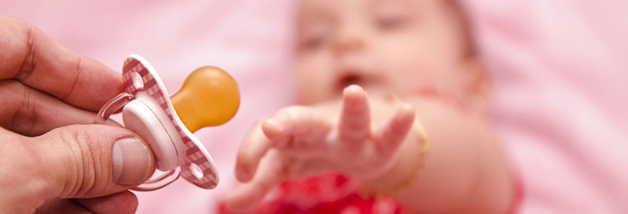 bébé sans tétine